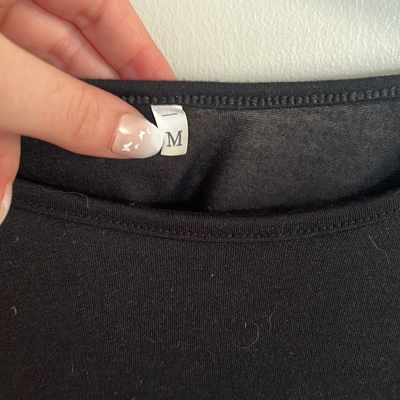 Short black t-shirt dress with zipper details at the bottom - Picture 3 of 4